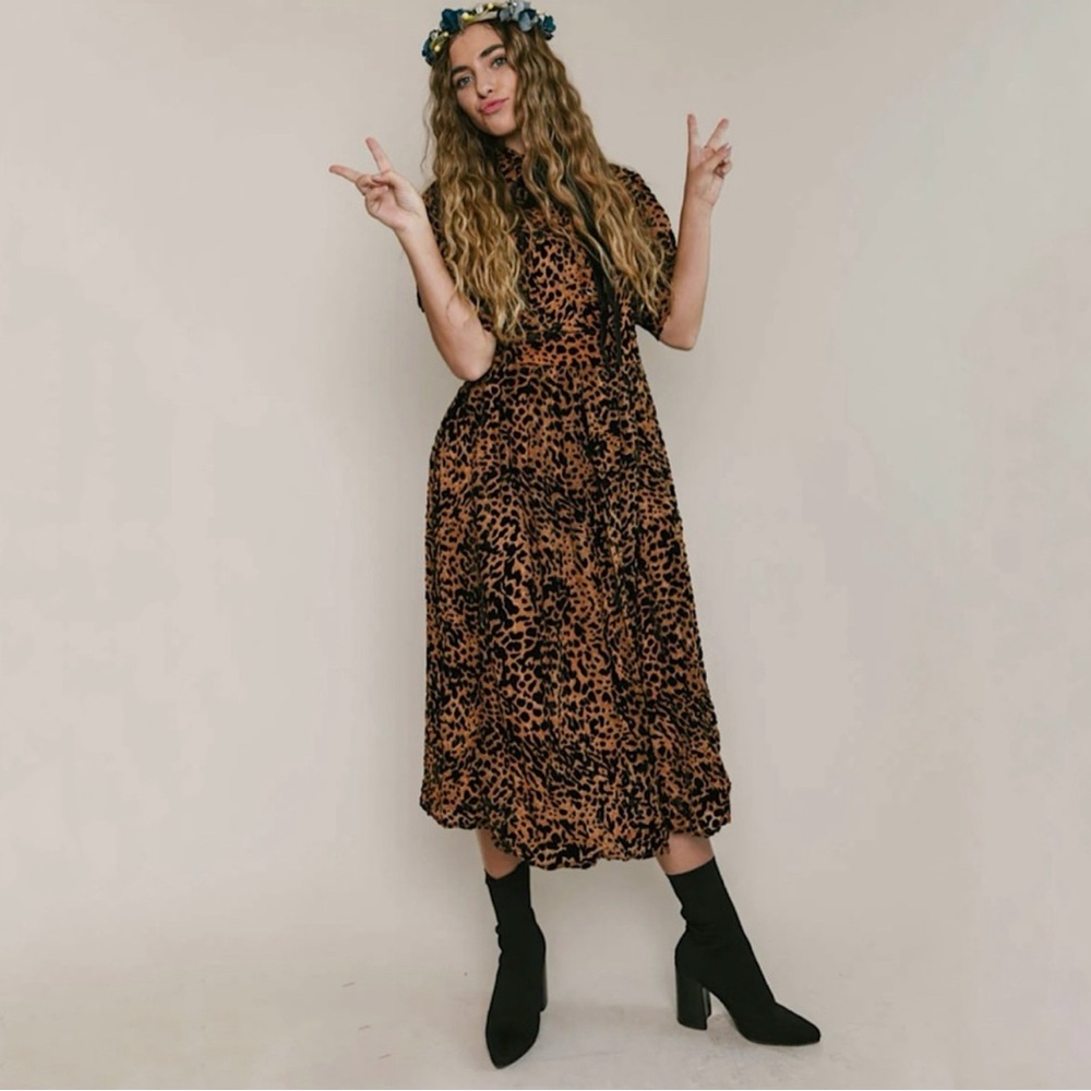 IVY CITY CO Anna Embossed Leopard Print Short Sleeve Midi Dress NWT Size Large - Picture 2 of 12